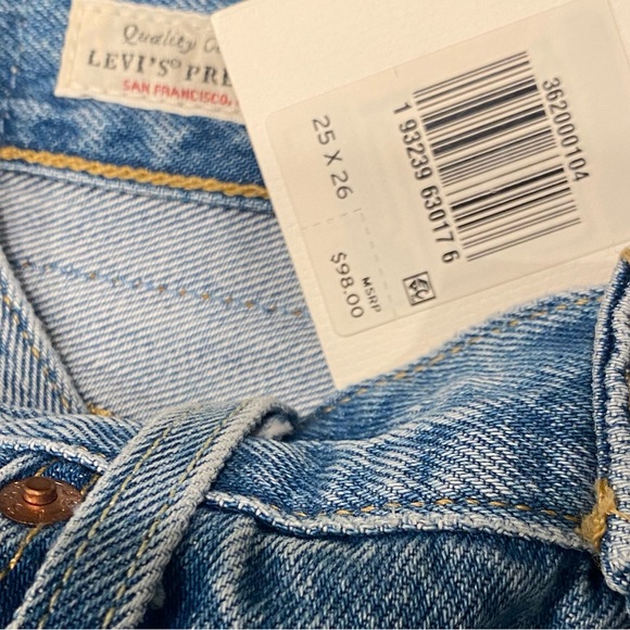 Levi’s Premium 501 Crop Jeans • size 25 x 26 • “Grain of Salt” wash • NWT NEW - Picture 2 of 3